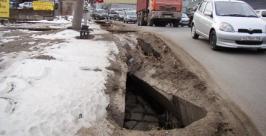 Полуразрушенный кювет на железнодорожном переезде по улице Стрелочная во Владивостоке Юрий Евдан