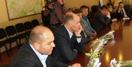 В кабинете мэра во время встречи, приуроченной ко Дню предпринимателя, состоялся разговор  Администрация Артемовского городского округа