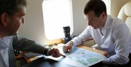 Рабочее обсуждение на борту вертолета Фото пресс-службы Президента РФ