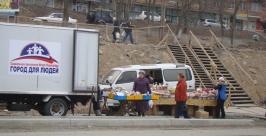 Продуктами торгуют прямо у пыльной дороги Марина Жихарева