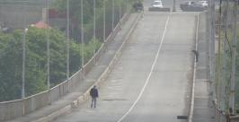 Люди спокойно гуляют по мосту Ильдар Хабиров