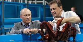 Путин осматривает лабораторию по выращиванию рыб и осьминогов Пресс-служба Президента РФ