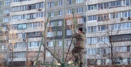 Монтаж елки на кольце 3-й Рабочей Администрация Владивостока