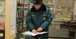 Кирилл Гурбатов производит проверку торговой точки Татьяна Андреева