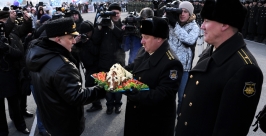 Встречали моряков жареными поросятами РИА PrimaMedia