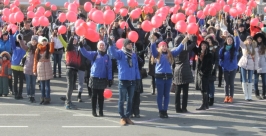 Жители Уссурийска собрались на центральной площади города для участия во флэшмобе Татьяна Андреева, РИА PrimaMedia