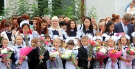 Торжественная линейка возле школы № 25  Пресс-служба администрации Уссурийска