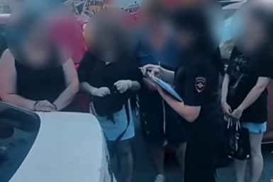 Более килограмма опасных веществ изъято у наркозакладчицы во Владивостоке Скриншот из видео в ТГ-канале (18+) Полиции Приморья