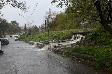 Потоки воды затопили Калинина, Спортивную и &quotЗеленый остров&quot во Владивостоке Яна Гайдук, ИА PrimaMedia