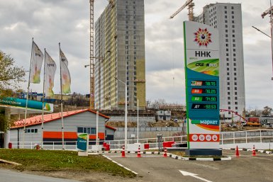 Стоимость бензина на заправке &quotННК-Приморнефтепродукт&quot Дмитрий Осипчук, ИА PrimaMedia