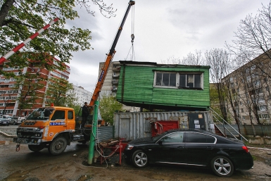 Владелец Lexus, припаркованного рядом с будкой охраны, так и не появился Александр Хитров РИА PrimaMedia