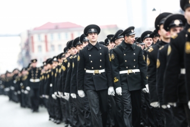 Курсанты и преподаватели МГУ им. Невельского прошли колонной в центре Владивостока в честь РИА PrimaMedia