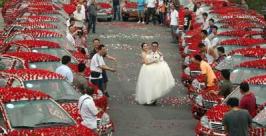 Свадьба http://web.orange.co.uk/article/quirkies/Groom_says_it_with_99999_red_roses