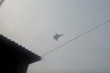 Военный самолет нарезает круги в туманном небе скриншот с видео