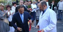 Мэр Игорь Пушкарев и главврач ГКБ №2 Вячеслав Глушко перерезают красную ленточку Татьяна Синицына