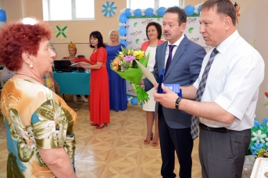 Владимир Новиков (слева) и Александр Ролик поздравляют семьи с праздником  пресс-служба администрации Артемовского ГО