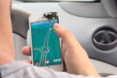 Водитель играет в Pokemon GO во Владивостоке очевидец