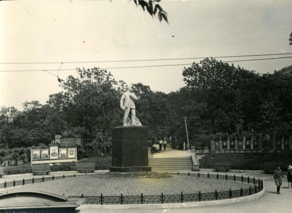 Памятник В. И. Ленину в парке культуры и отдыха на Океанском проспекте во Владивостоке